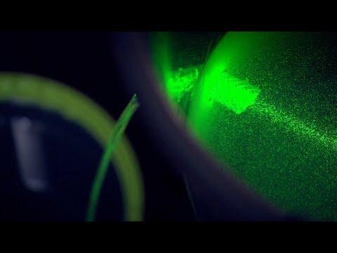 This Brilliant Experiment Shows How Fiber Optic Cables Bend Light